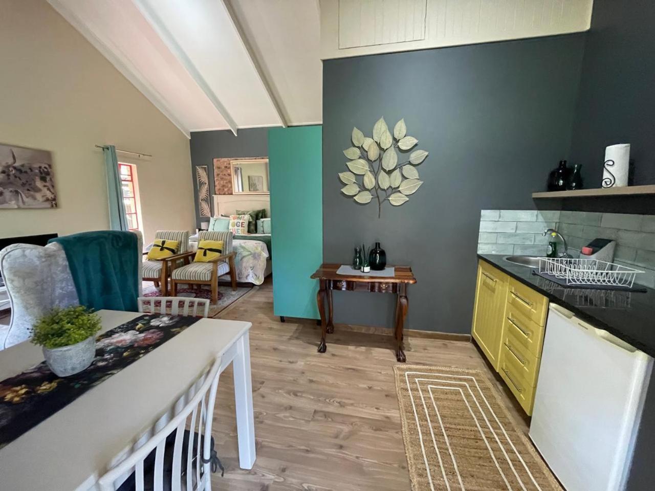 Periwinkle, Grove ,Acorn & Sage Cottages คลาเรนส์ ภายนอก รูปภาพ