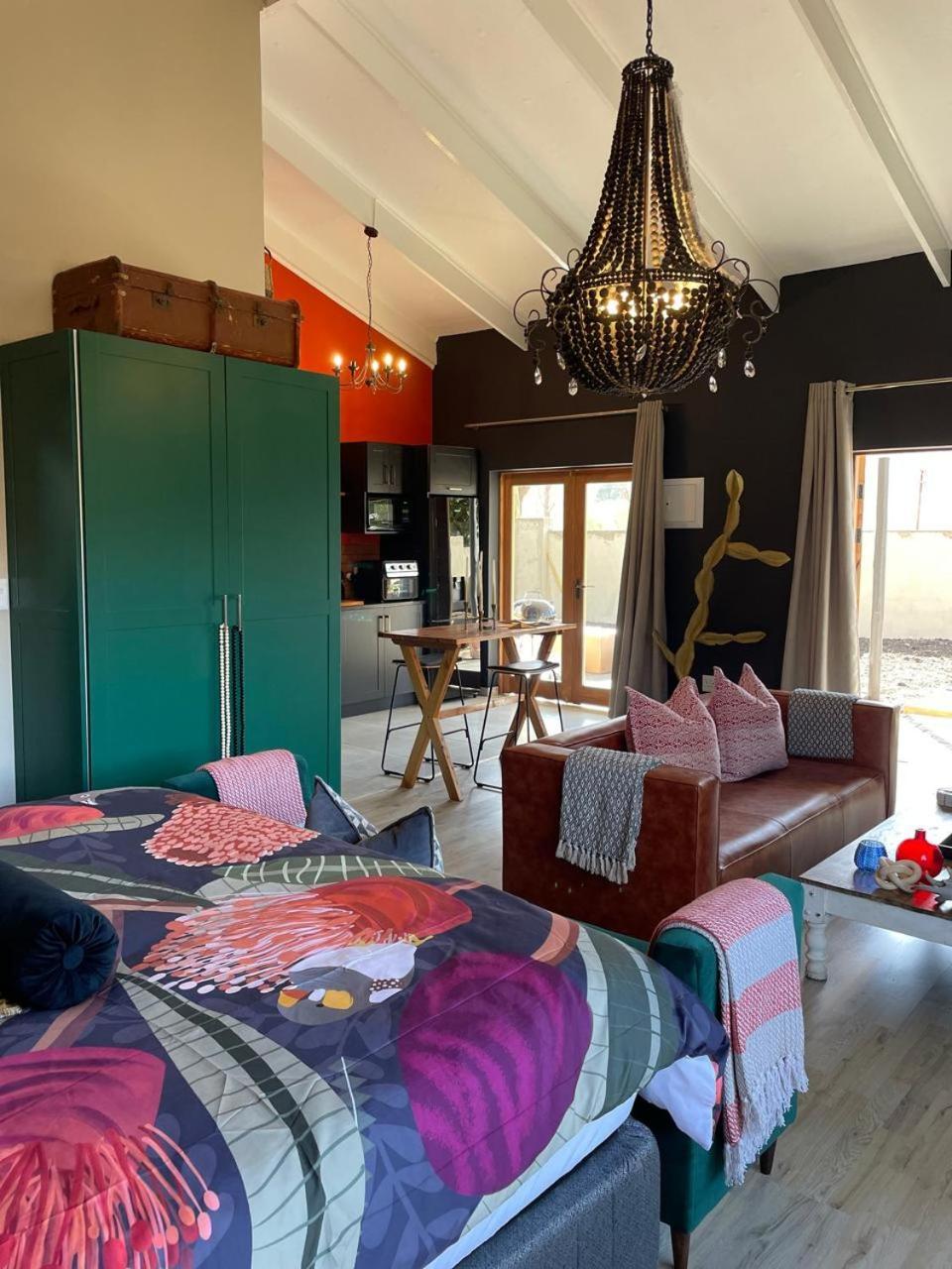 Periwinkle, Grove ,Acorn & Sage Cottages คลาเรนส์ ห้อง รูปภาพ